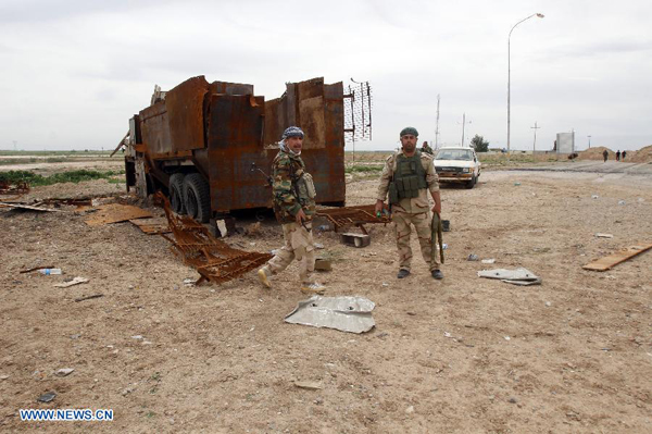 Kurdish peshmerga forces check a position of Islamic State (IS) in the Rashad district in southwest of Kirkuk, Iraq, March 12, 2015. Kurdish security forces, known as Peshmerga, supported by U.S.-led coalition aircraft, carried out an offensive against IS sites in western and southern parts of Iraq's northern province of Kirkuk.