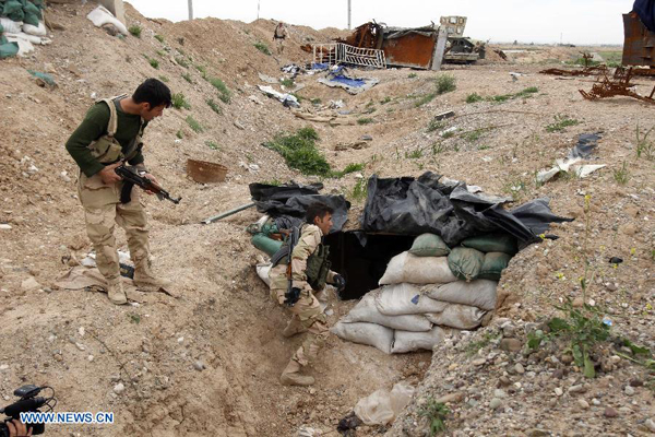 Kurdish peshmerga forces check a position of Islamic State (IS) in the Rashad district in southwest of Kirkuk, Iraq, March 12, 2015. Kurdish security forces, known as Peshmerga, supported by U.S.-led coalition aircraft, carried out an offensive against IS sites in western and southern parts of Iraq's northern province of Kirkuk. [Photo/Xinhua] 