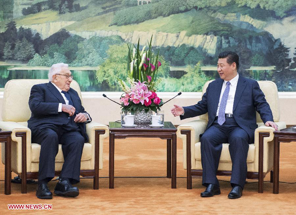 Chinese President Xi Jinping (R) meets with former U.S. Secretary of State Henry Kissinger at the Great Hall of the People in Beijing, capital of China, March 17, 2015.