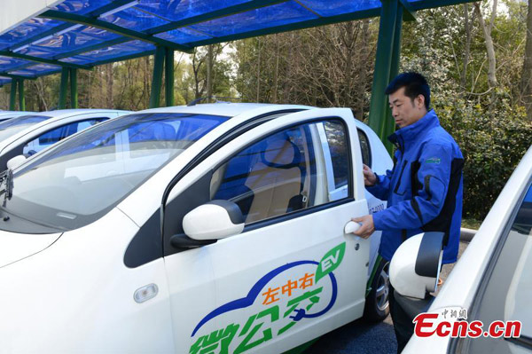 Electric cars, used as 'mini buses', are parked near a subway station in Hangzhou, East China's Zhejiang province, March 17, 2015. [Li Chenyun/China News Service] 