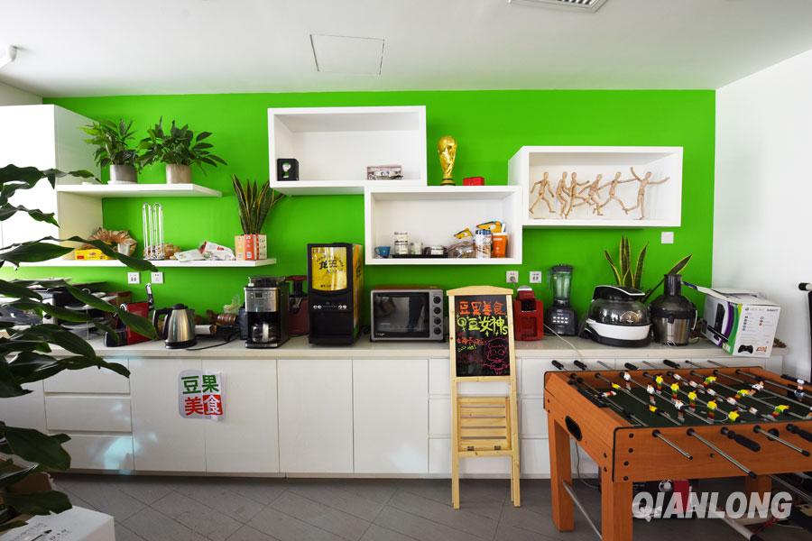 豆果的diy厨房不仅配备了厨具,还为豆粉准备了茶歇和娱乐设施.