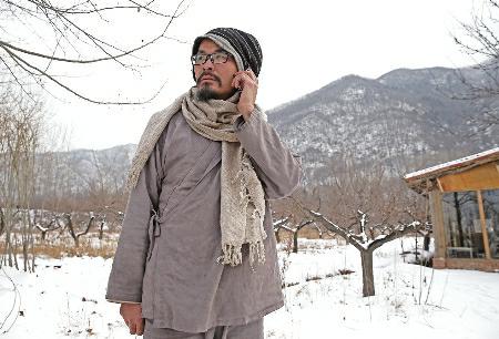 Liu stands outside his shed in Zhongnan Mountain, Shaanxi province. [Photo from hsb.hsw.cn]
