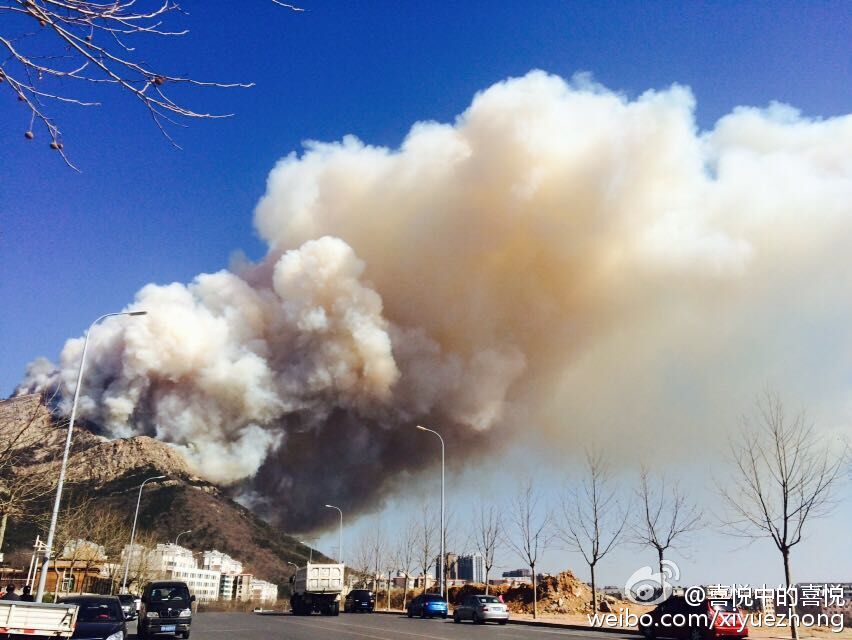 A fire breaks out in Dahei Mountain in northeastern Chinese city of Dalian on March 22, 2015. The cause of the mountain fire is still under investigation. [Photo: haiwainet.cn]