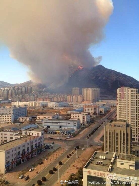 A fire breaks out in Dahei Mountain in northeastern Chinese city of Dalian on March 22, 2015. The cause of the mountain fire is still under investigation. [Photo: haiwainet.cn] 