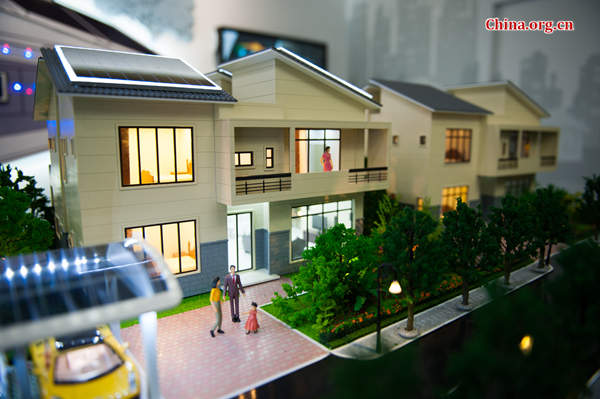 A scale model of villas displayed at Hanergy's flagship customer experience store in Chengdu features its thin-film rooftop PV cells. [Photo by Chen Boyuan / China.org.cn]