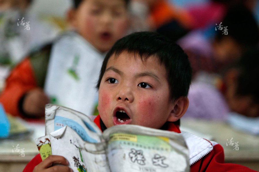 A Grade Two student follows Teacher Liao to recite a Chinese text loudly at Dalishan elementary school in Longyou County of Zhejiang province. [Photo/qq.com]