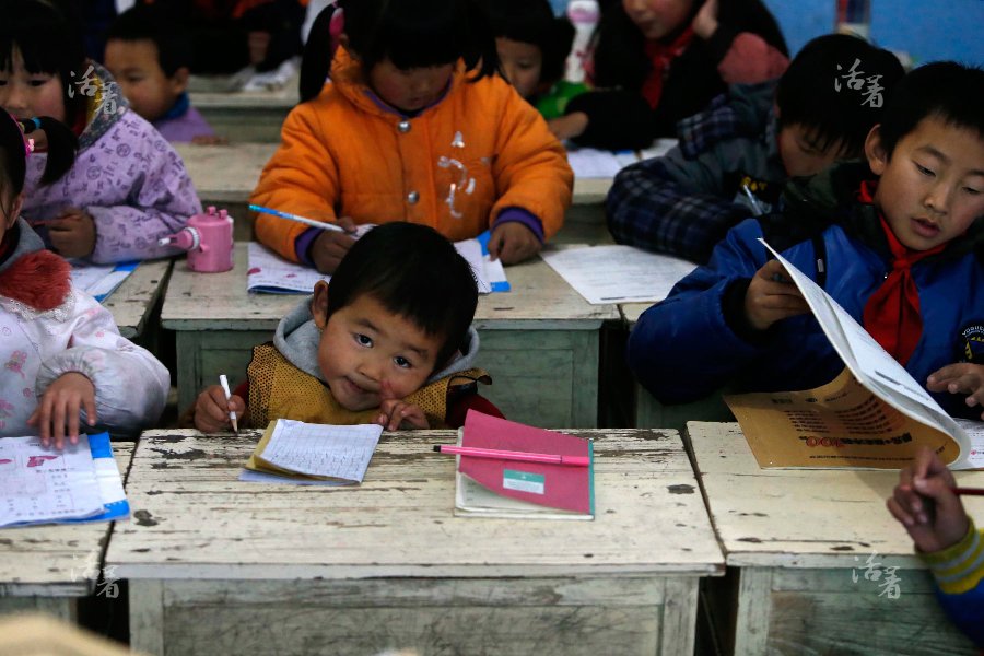 Li Feifan, the youngest student in the school, listens to the teacher in class, though he is only four. [Photo/qq.com] 