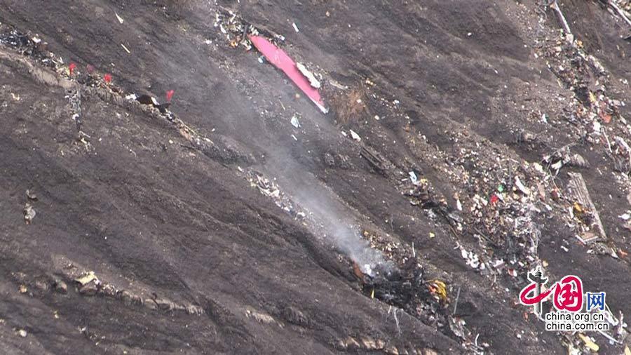 当地时间2015年3月24日，法国Seyne Les Alpes，德国之翼一架A320客机坠毁，飞机残骸散落在山上，飞机已完全解体，现场无人生还迹象。[CFP]