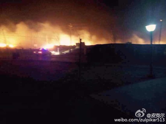 A fire breaks out in Karamay City, northwest China's Xinjiang Uygur Autonomous Region, on Wednesday morning. [Photo: weibo.com]