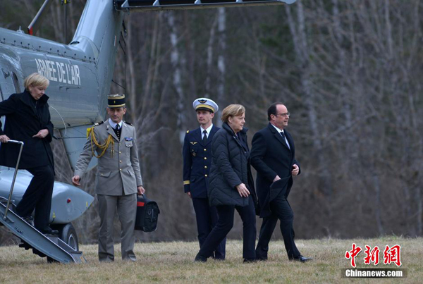 French President Francois Hollande, German Chancellor Angela Merkel arrived Wednesday afternoon in Seyne-Les-Alpes, the site of an operation center for Germanwings' crashed A320 in southern France. [Photo/Chinanews.com]