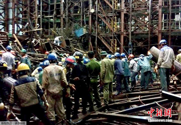 Rescuers work at the accident site in Ha Tinh Province, central Vietnam, March 25, 2015. A total of 14 people were killed while 28 others injured in an incident in Formosa Ha Tinh Steel Corporation (FHS) construction site in central Vietnam on Wednesday night.
