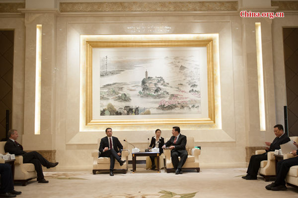 Guo Yezhou, Vice Minister of the International Department of the CPC received an Italian delegation at the 2015 'Friends on the Silk Road' China-Italy Dialogue on Wednesday, March 25, in Zhenjiang, Jiangsu Province. 