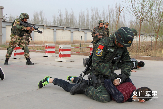 The Snow Leopard Commando Unit has carried out a special simulation exercise to train border guards in the city of Kashgar in northwest China's Xinjiang Uygur Autonomous Region on March 23, 2015. [Photo: military.cnr.cn]
