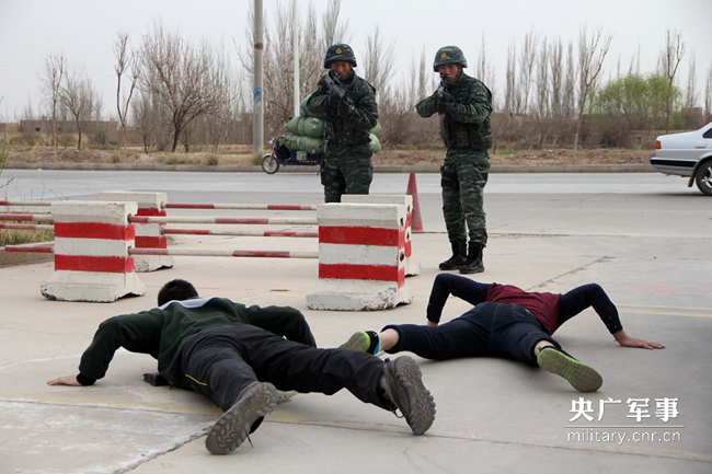 The Snow Leopard Commando Unit has carried out a special simulation exercise to train border guards in the city of Kashgar in northwest China's Xinjiang Uygur Autonomous Region on March 23, 2015. [Photo: military.cnr.cn]