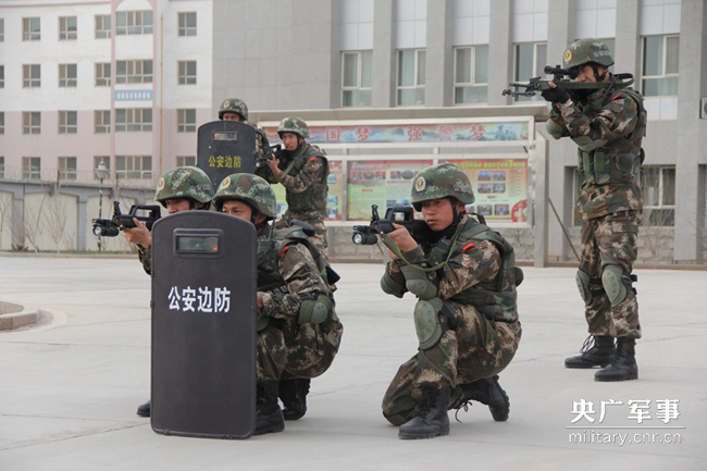 The Snow Leopard Commando Unit has carried out carried out a special simulation exercise to train border guards on riot-control skills in the city of Kashgar in northwest China's Xinjiang Uygur Autonomous Region on March 23, 2015. [Photo: military.cnr.cn]