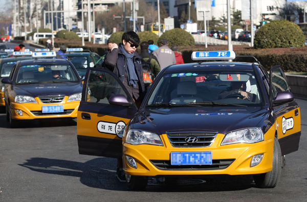 Taxis take passengers at Beijing Railway Station on January 9, 2015. Wang Zhuangfei/CHINA DAILY