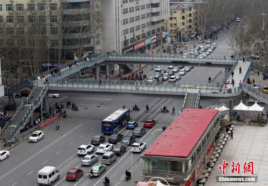 The photo taken on March 25, 2015, shows that a costly pedestrian overcrossing in Zhengzhou City, central China's Henan Province, is set to be down after only 5 year's operation. [Photo: Chinanews.com/ Yang Zhenghua]