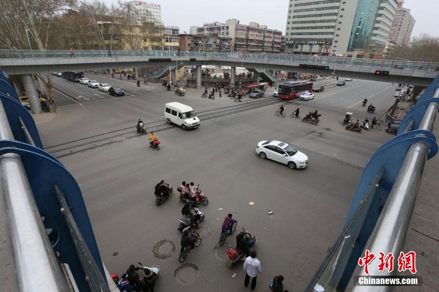 The photo taken on March 25, 2015, shows that a costly pedestrian overcrossing in Zhengzhou City, central China's Henan Province, is set to be down after only 5 year's operation. [Photo: Chinanews.com/ Yang Zhenghua]