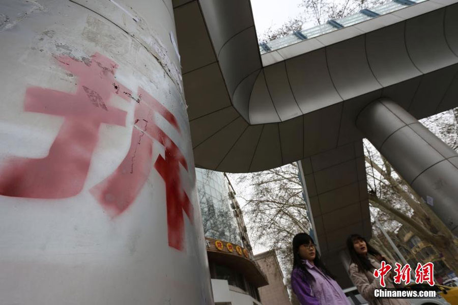 The photo taken on March 25, 2015, shows that a costly pedestrian overcrossing in Zhengzhou City, central China's Henan Province, is set to be down after only 5 year's operation. [Photo: Chinanews.com/ Yang Zhenghua]