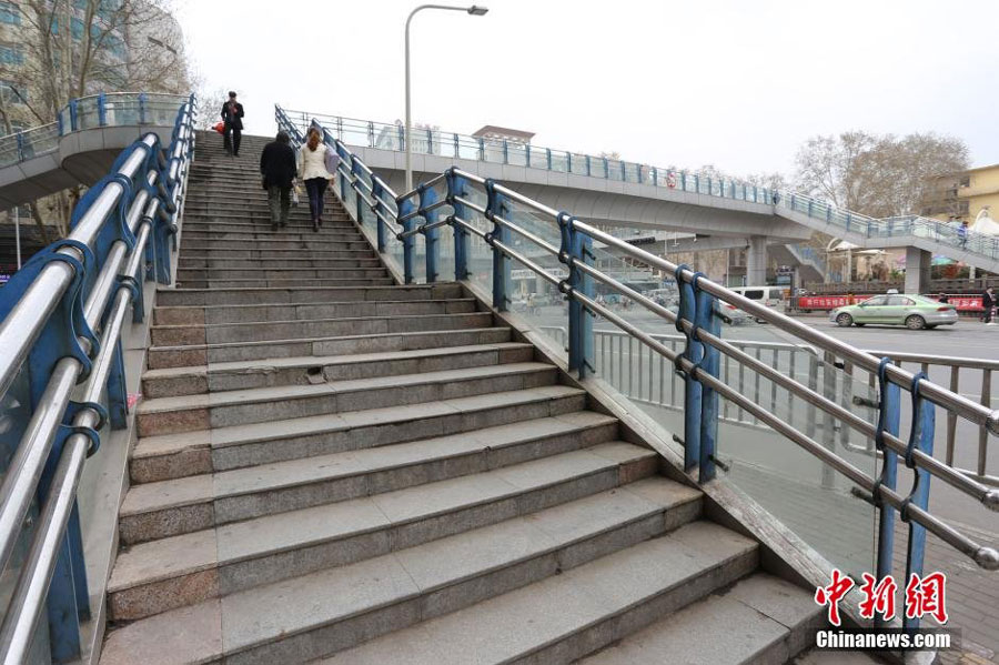 The photo taken on March 25, 2015, shows that a costly pedestrian overcrossing in Zhengzhou City, central China's Henan Province, is set to be down after only 5 year's operation. [Photo: Chinanews.com/ Yang Zhenghua]