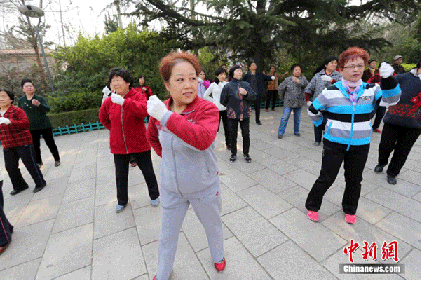 A group of senior women are learning the standard square dances a residential community in the eastern city of Weifang, Shandong Province on March 26, 2015. [Photo: Chinanews.com] 