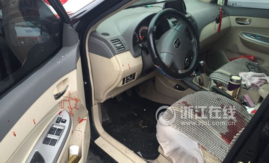 Bloodstain can be seen inside the driver's cab of the trouble-making car whose late driver is accused of drug driving and injuring 7 people on Friday, March 27, 2015. [Photo: zjol.com.cn]