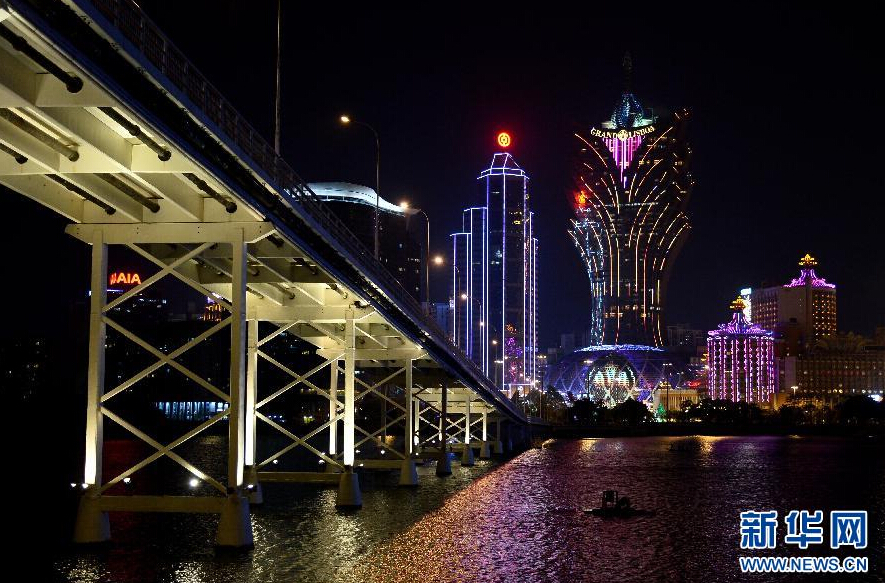 Lights in the Bank of China Macao branch and the surrounding areas are on before they are turned off during the annual Earth Hour campaign in Macao, south China, March 28, 2015. (Xinhua/Zhang Jinjia)