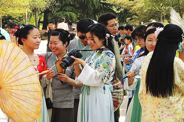 Girls take pictures by dressed as ancient ladies. [Photo / Mu Mian] 