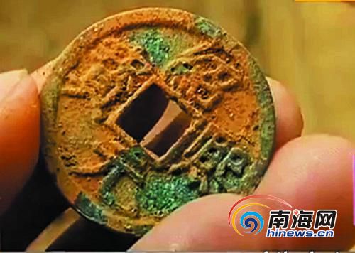 A pot of ancient coins unearthed. [Photos/hinews.cn]