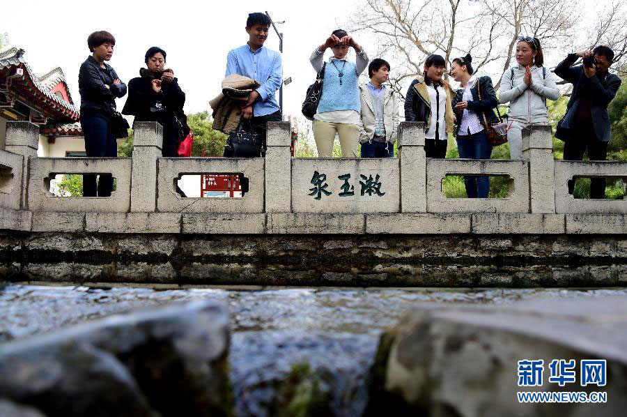 People visit the Shuyu Spring in Jinan, east China's Shandong Province, on March 29, 2015. The water level of the Shuyu Spring has also seriously dropped. [Photo: Xinhua/Guo Xulei]