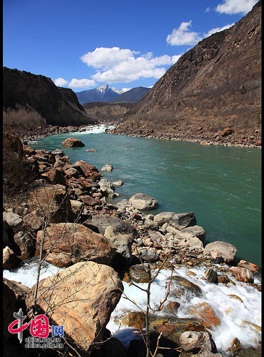 Stretching for more than 2,900 kilometers and as the river at the highest altitude in the world, the Yarlung Zangbo River is located in southwest China's Tibet Autonomous Region. The river is sourced in the Gyaimanezong Glacier in Zongba County, which is in the northern foothills of the Himalayas. It flows from west to east across the southern section of the Tibetan Plateau. [China.org.cn]