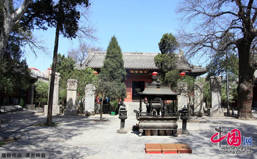 Situated south of Jiaozi Alley outside Xuanwumen, Fayuan Temple is the oldest ancient Buddhist temple in Beijing. It also houses the China Buddhist Association, the China Buddhism Institution and the China Buddhism Library and Relic Center, thus serving as an important venue for nurturing young monks and Buddhist research. [China.org.cn]