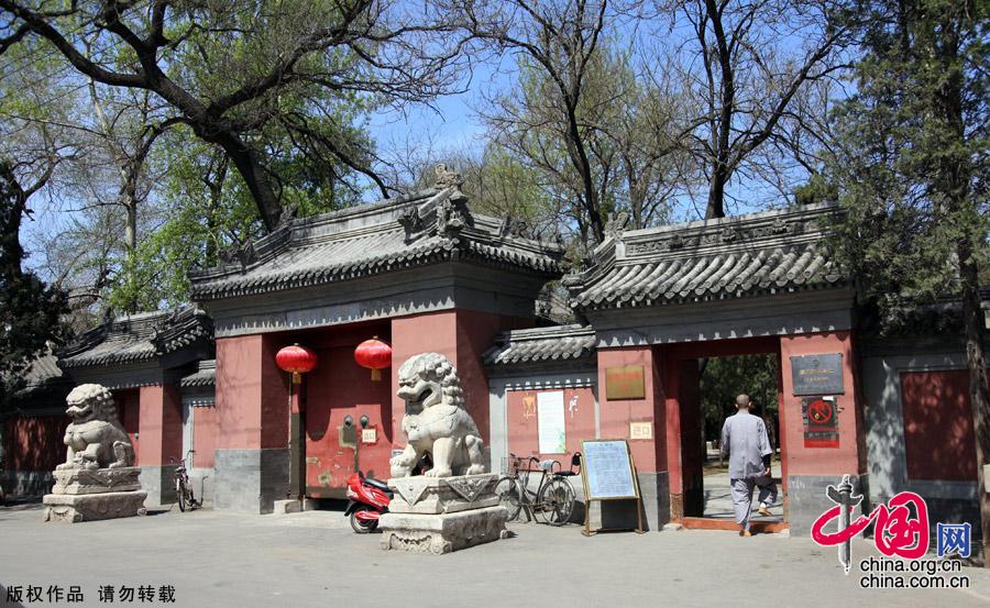 Situated south of Jiaozi Alley outside Xuanwumen, Fayuan Temple is the oldest ancient Buddhist temple in Beijing. It also houses the China Buddhist Association, the China Buddhism Institution and the China Buddhism Library and Relic Center, thus serving as an important venue for nurturing young monks and Buddhist research. [China.org.cn]