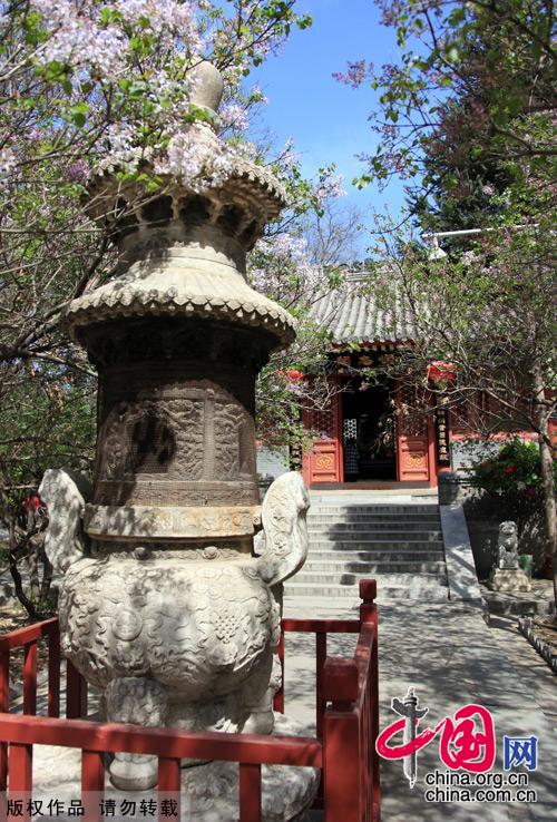 Situated south of Jiaozi Alley outside Xuanwumen, Fayuan Temple is the oldest ancient Buddhist temple in Beijing. It also houses the China Buddhist Association, the China Buddhism Institution and the China Buddhism Library and Relic Center, thus serving as an important venue for nurturing young monks and Buddhist research. [China.org.cn]