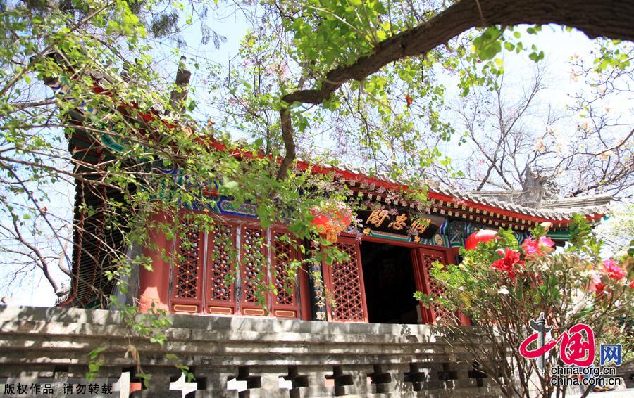 Situated south of Jiaozi Alley outside Xuanwumen, Fayuan Temple is the oldest ancient Buddhist temple in Beijing. It also houses the China Buddhist Association, the China Buddhism Institution and the China Buddhism Library and Relic Center, thus serving as an important venue for nurturing young monks and Buddhist research. [China.org.cn]