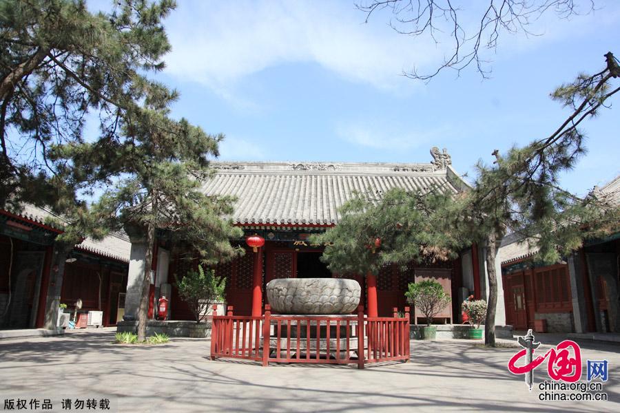 Situated south of Jiaozi Alley outside Xuanwumen, Fayuan Temple is the oldest ancient Buddhist temple in Beijing. It also houses the China Buddhist Association, the China Buddhism Institution and the China Buddhism Library and Relic Center, thus serving as an important venue for nurturing young monks and Buddhist research. [China.org.cn]