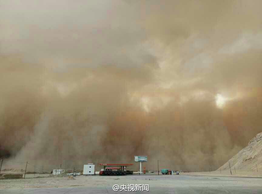 A massive sandstorm hits Golmud City, Qinghai Province at 06:30 p.m., on March 31, 2015. It dwarfed all the buildings and lasted about half an hour.[CNTV]