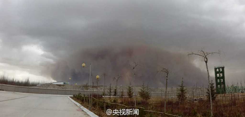 A massive sandstorm hits Golmud City, Qinghai Province at 06:30 p.m., on March 31, 2015. It dwarfed all the buildings and lasted about half an hour.[CNTV]