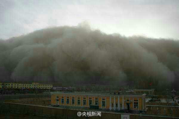 A massive sandstorm hits Golmud City, Qinghai Province at 06:30 p.m., on March 31, 2015. It enveloped all the buildings and lasted about half an hour.[CNTV]