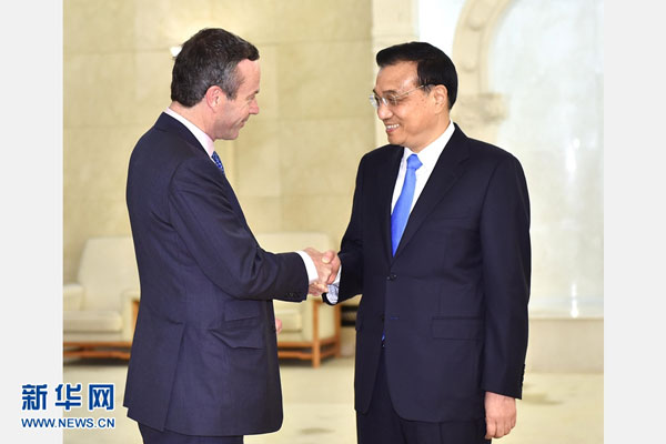 3月31日，国务院总理李克强在北京人民大会堂会见英国《金融时报》总编巴伯。[新华社 李涛 摄] 