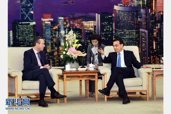 3月31日，国务院总理李克强在北京人民大会堂会见英国《金融时报》总编巴伯。[新华社 李涛 摄] 