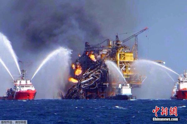 A column of smoke rises during a fire of the oil platform Abkatun, in Campeche Bay on the Gulf of Mexico, on April 1, 2015. Mexican state-run oil company Pemex said on Wednesday that it was fighting a fire on oil platform in Campeche Bay on the Gulf of Mexico, home to the country's biggest oil field, and that some 300 workers had been evacuated. [Photo/Chinanews.com]