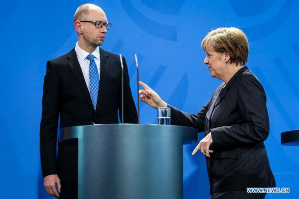 German Chancellor Angela Merkel (R) and Ukrainian Prime Minister Arseniy Yatsenyuk attend the press conference after meeting at the Chancellory, Berlin, Germany, on April 1, 2015. [Photo/Xinhua]