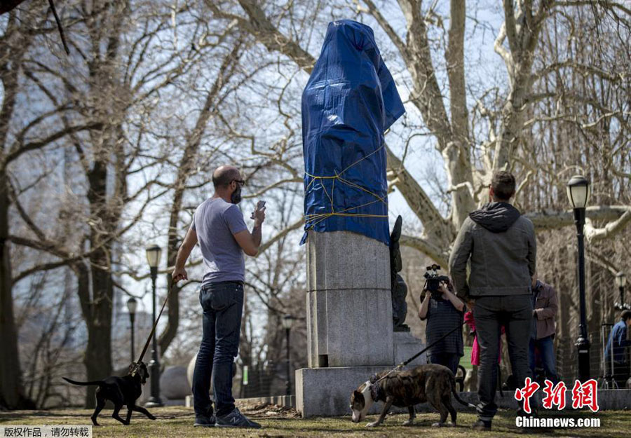 On Monday, New York City Parks workers covered up a statue of Edward Snowden that was secretly installed in a Brooklyn park. The bust was erected overnight atop the Prison Ship Martyrs Monument in Fort Greene Park. [Photo/Chinanews.com] 