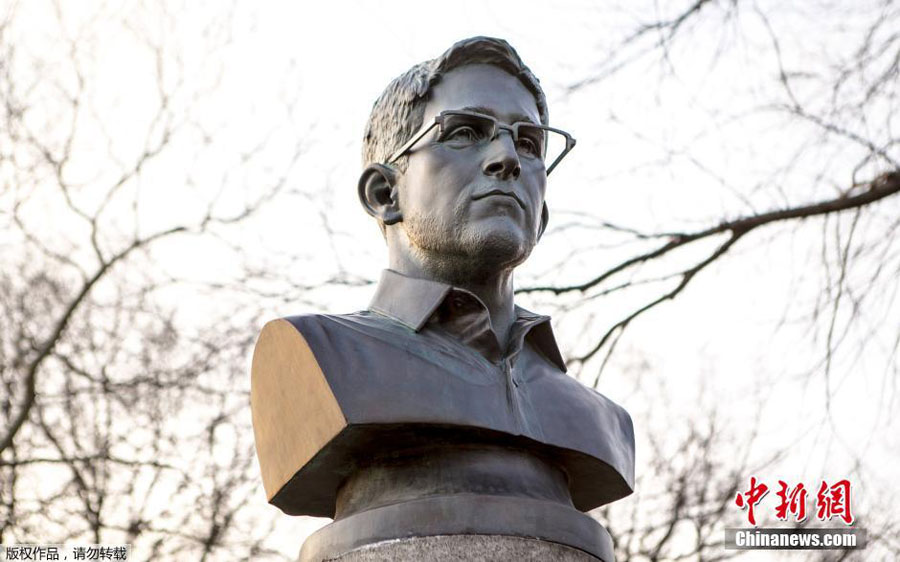 On Monday, New York City Parks workers covered up a statue of Edward Snowden that was secretly installed in a Brooklyn park. The bust was erected overnight atop the Prison Ship Martyrs Monument in Fort Greene Park. [Photo/Chinanews.com] 