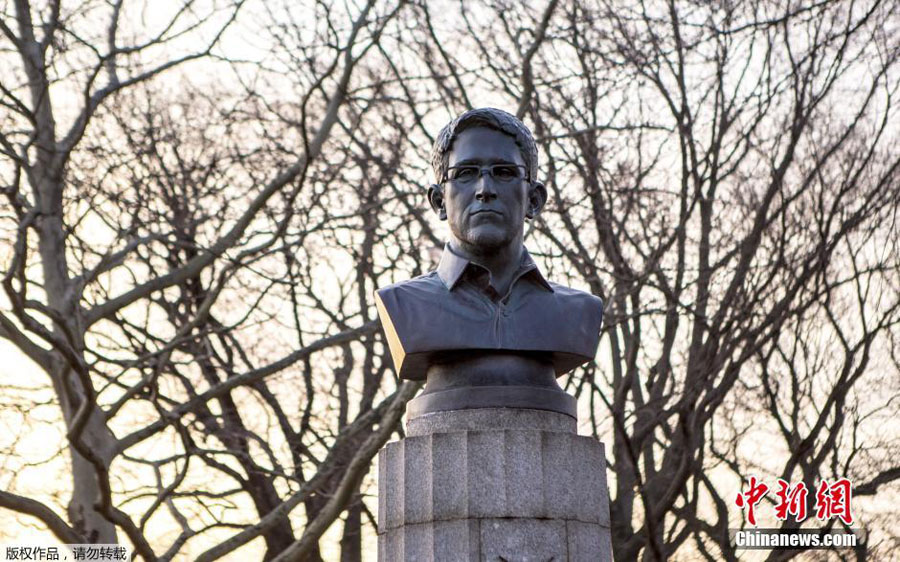 On Monday, New York City Parks workers covered up a statue of Edward Snowden that was secretly installed in a Brooklyn park. The bust was erected overnight atop the Prison Ship Martyrs Monument in Fort Greene Park. [Photo/Chinanews.com] 