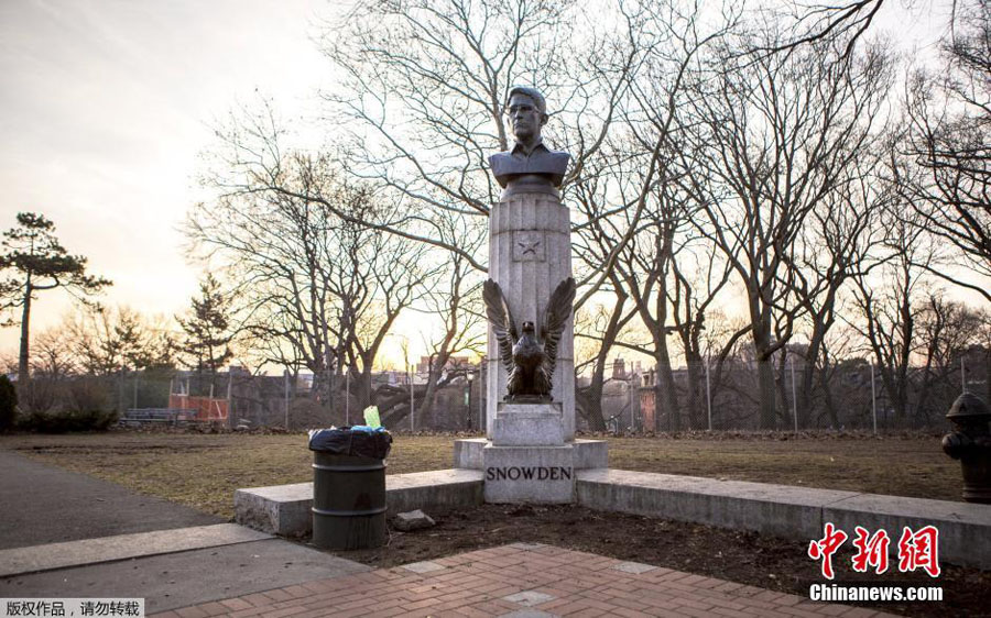 On Monday, New York City Parks workers covered up a statue of Edward Snowden that was secretly installed in a Brooklyn park. The bust was erected overnight atop the Prison Ship Martyrs Monument in Fort Greene Park. [Photo/Chinanews.com] 