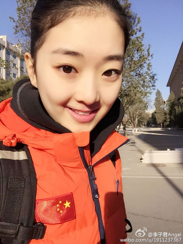 中国女子花样滑冰运动员李子君私底下是活泼可爱的小美女，自拍照里大大的眼睛十分可爱，是位地道的小“萌神”。[Weibo.com]