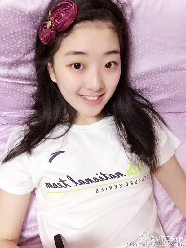 中国女子花样滑冰运动员李子君私底下是活泼可爱的小美女，自拍照里大大的眼睛十分可爱，是位地道的小“萌神”。[Weibo.com]