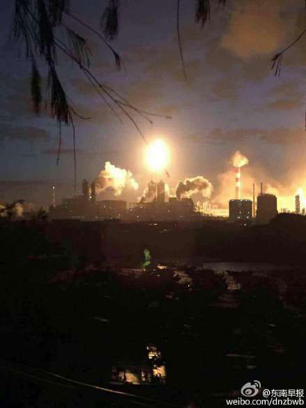 A chemical plant, located in east China's Fujian province, blasts at around 6:56 p.m. on March 7, 2015. [Photo: weibo.com/dnzbwb]